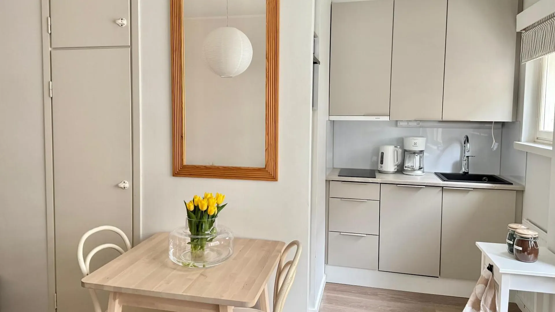 Just Renovated Stylish Nordic Studio By Tram Stop 헬싱키